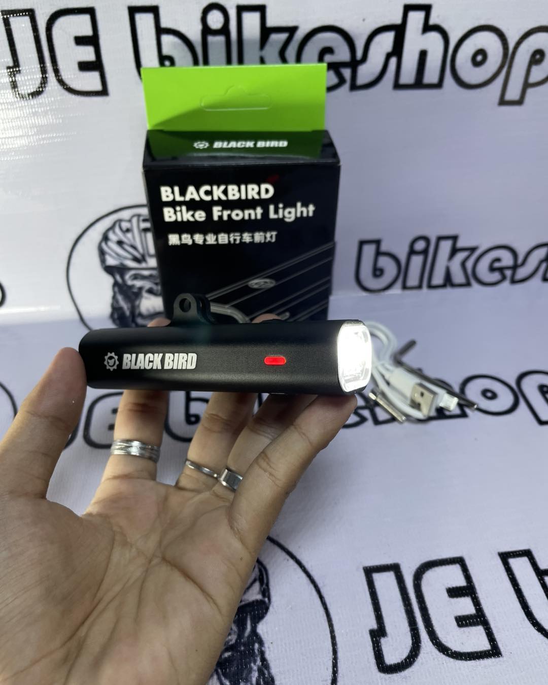 BLACKBIRD BIKE L1C  FRONT LIGHT WITH USB CHARGER, 8 HOURS RUN TIME, 400 LUMENS, 2000mAH BATTERY WATERPROOF