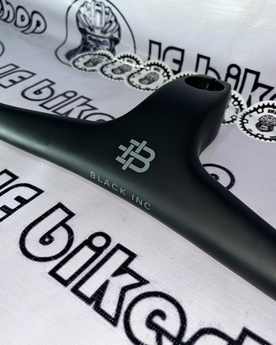 BLACK INC INTEGRATED FULL CARBON HANDLE BAR 700 X 100MM