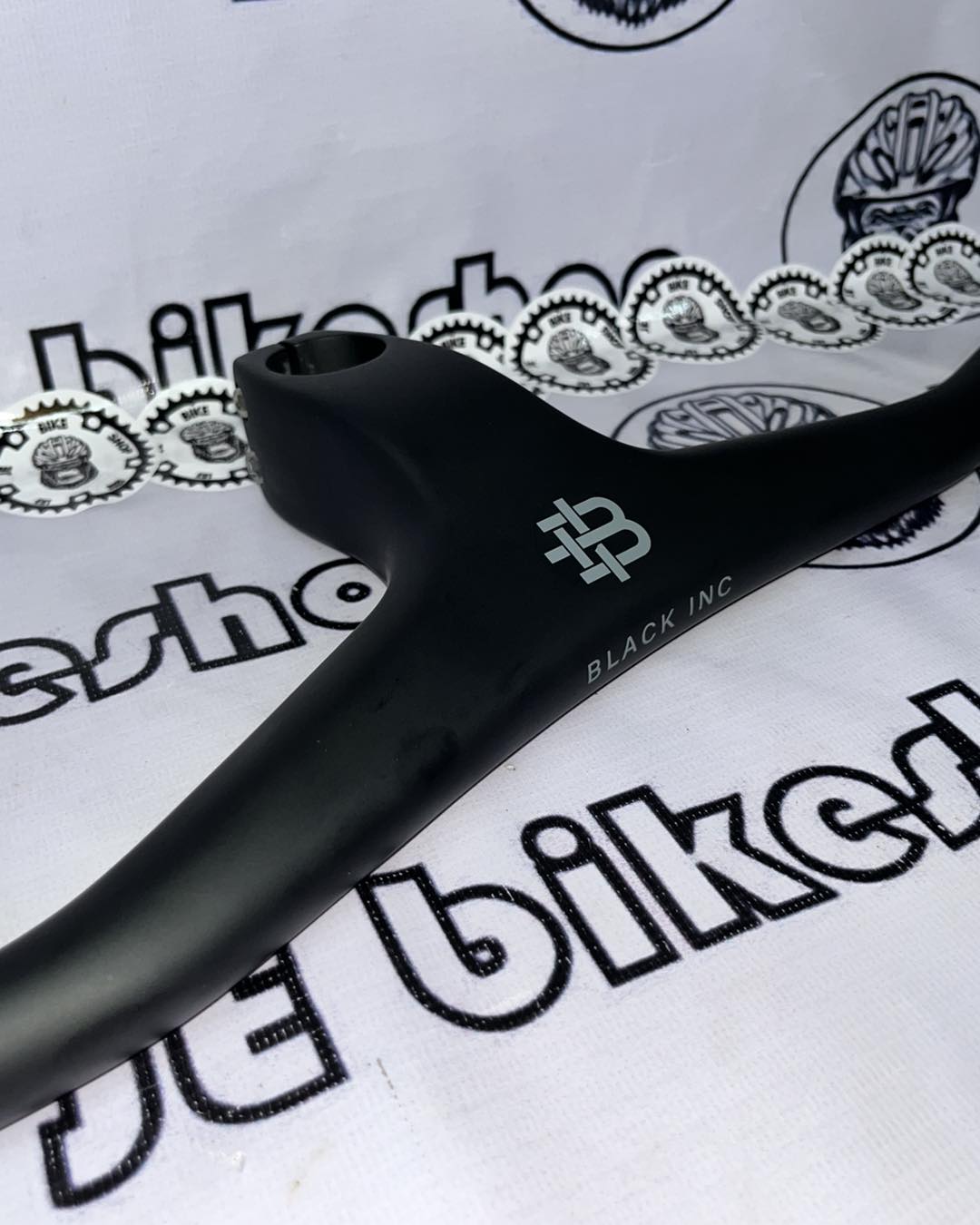 BLACK INC INTEGRATED FULL CARBON HANDLE BAR 700 X 100MM
