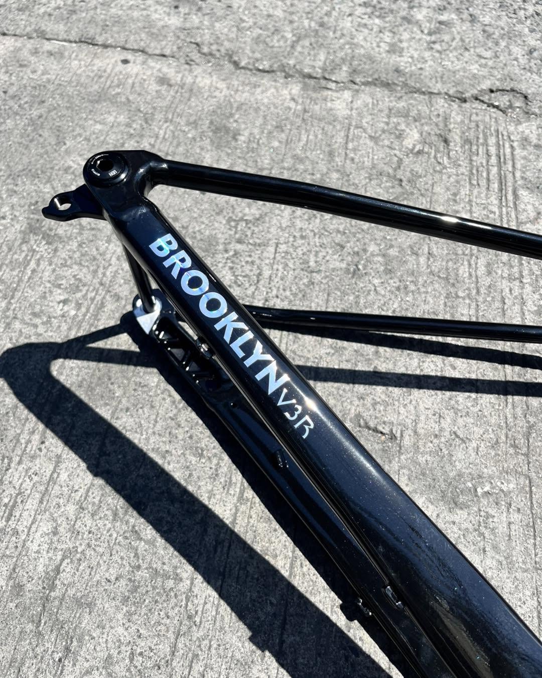 SAGMIT BROOKLYN V3R 2026 FRAME BLACK AND SILVER  29ER “MEDIUM” TAPERED