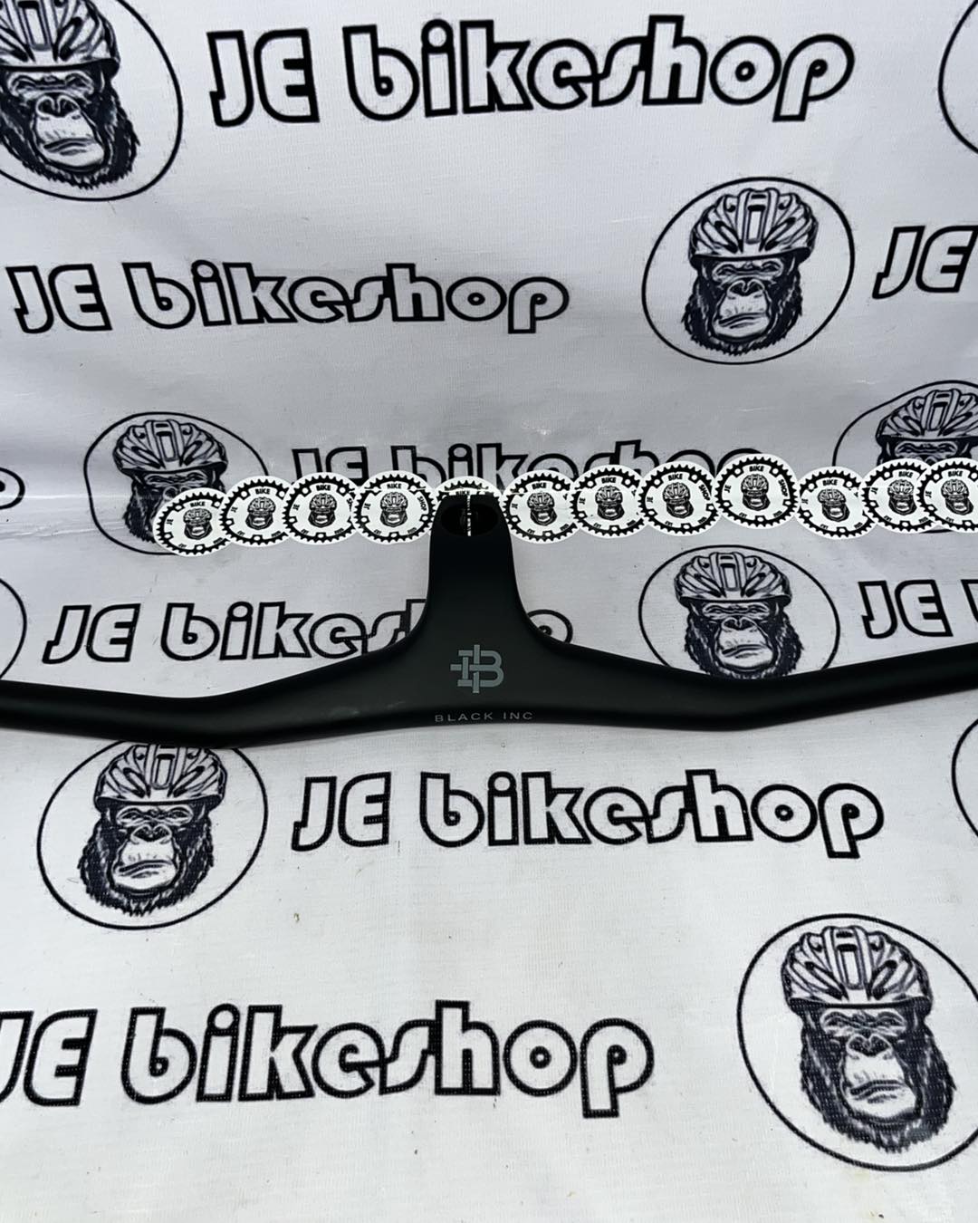 BLACK INC INTEGRATED FULL CARBON HANDLE BAR 700 X 100MM