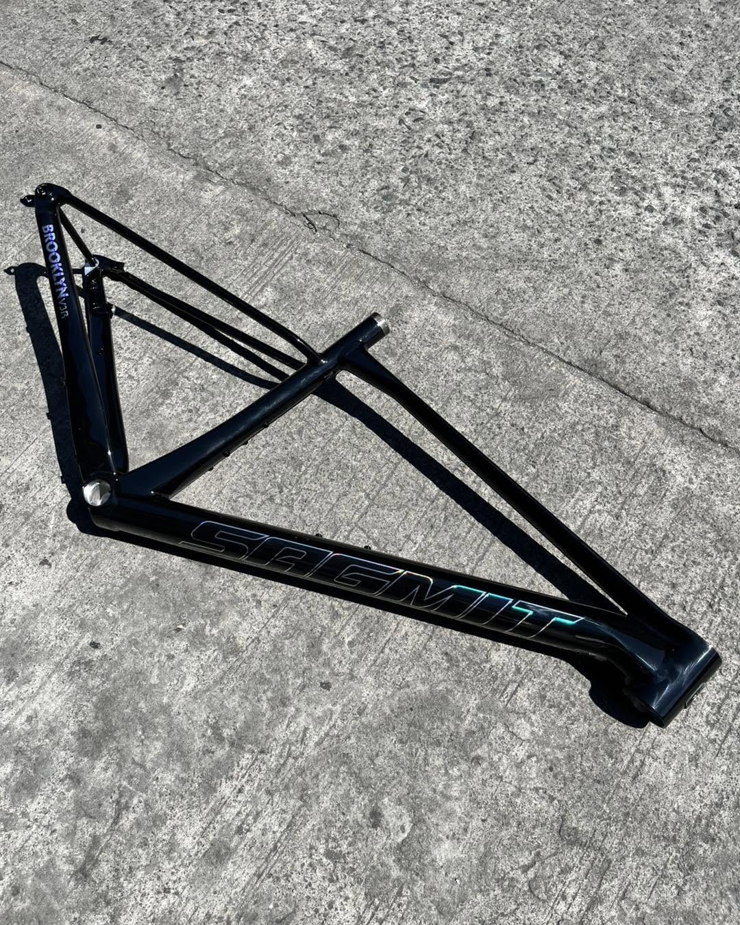 SAGMIT BROOKLYN V3R 2026 FRAME BLACK AND SILVER  29ER “MEDIUM” TAPERED