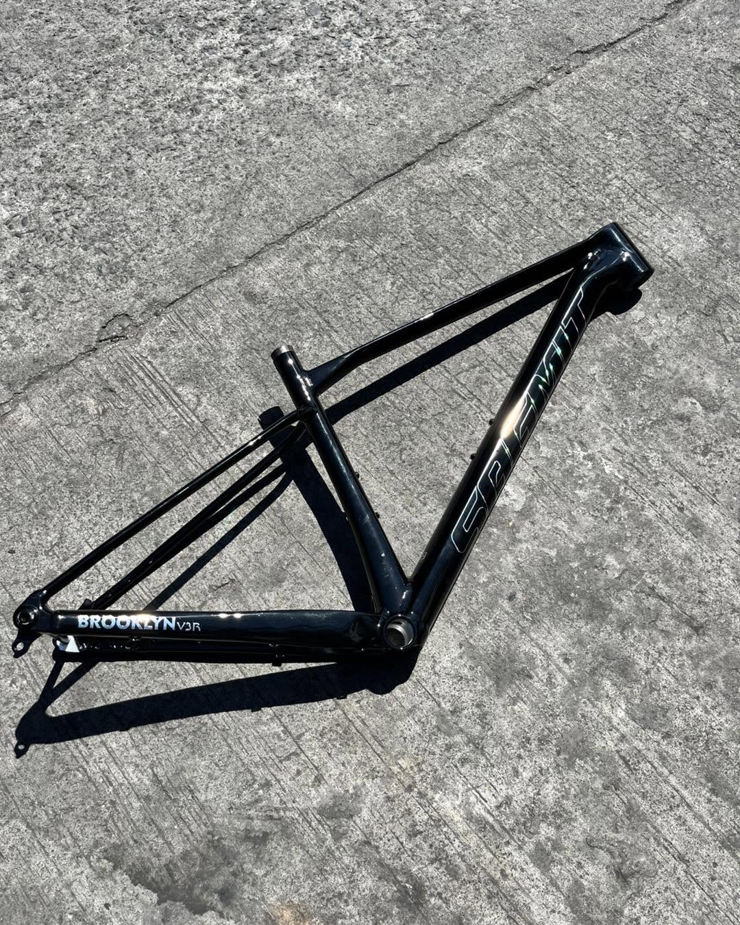 SAGMIT BROOKLYN V3R 2026 FRAME BLACK AND SILVER  29ER “MEDIUM” TAPERED