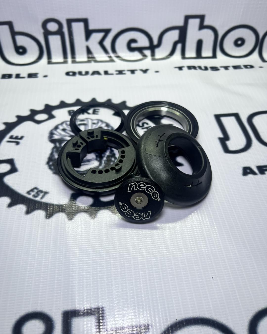 NECO THREAD-LESS BEARING HEADSET INNER CABLE ROUTING 52 X 52 MM