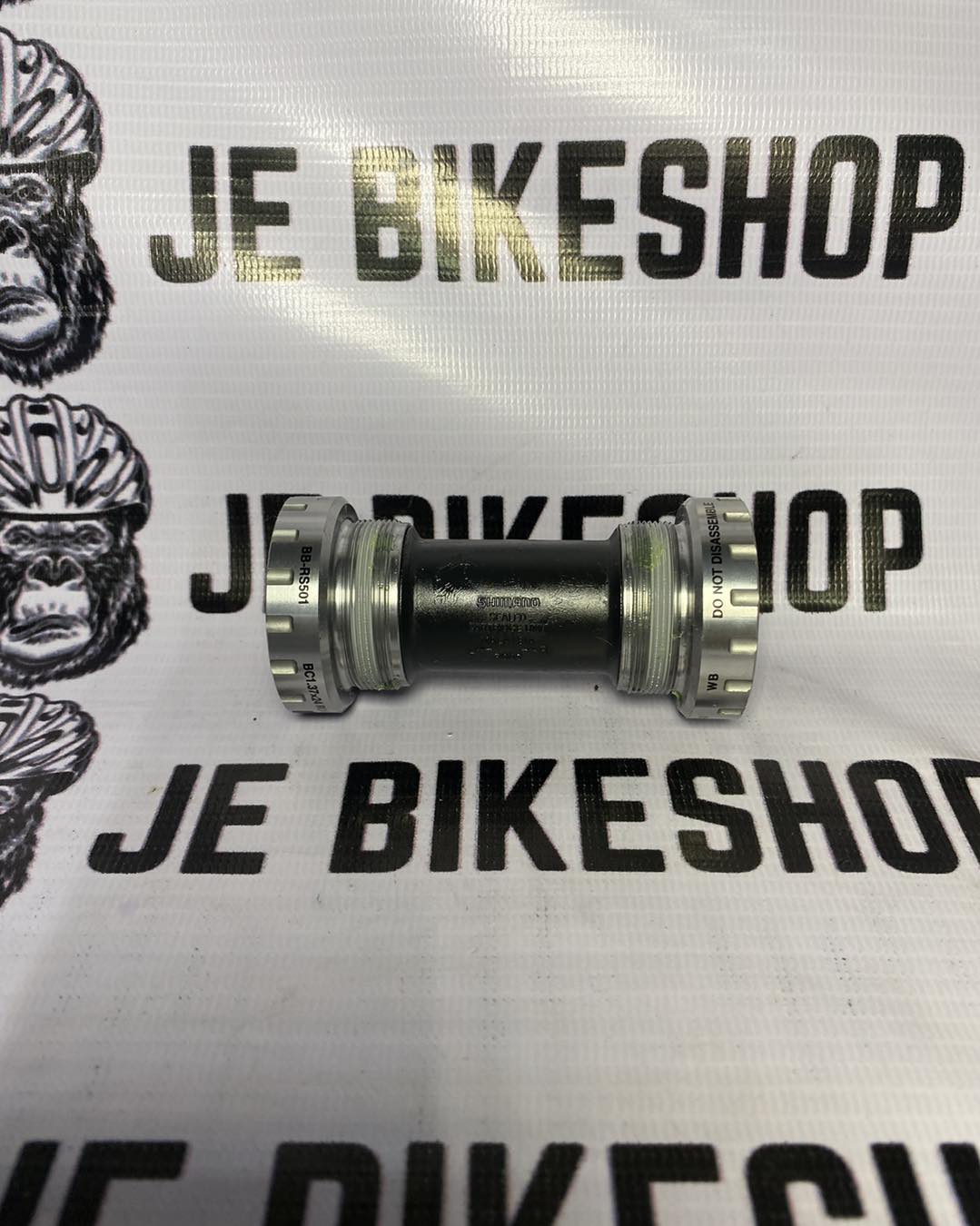 BB-RS501 Shimano Hollowtech bottom bracket for smooth crank rotation.