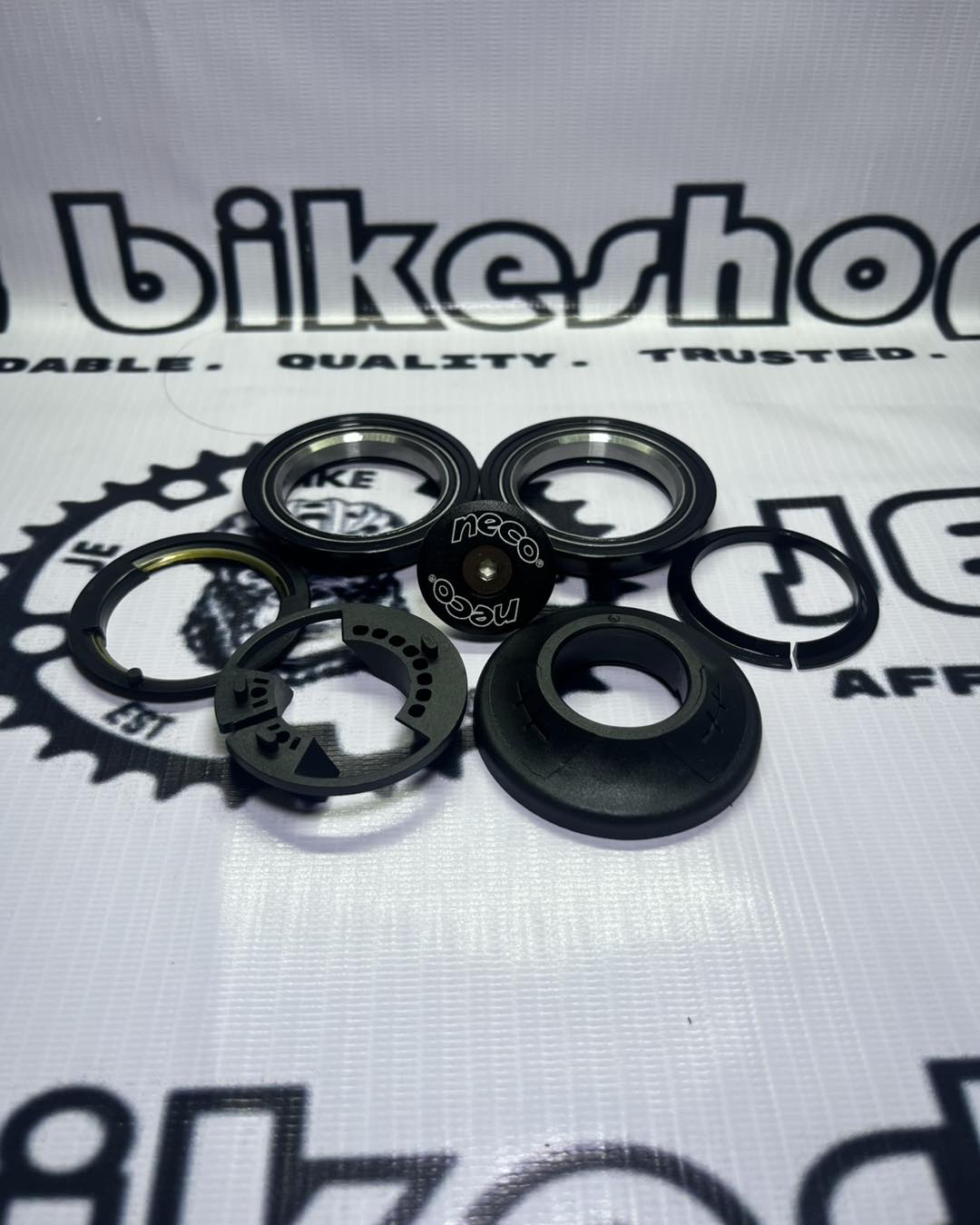 NECO THREAD-LESS BEARING HEADSET INNER CABLE ROUTING 52 X 52 MM