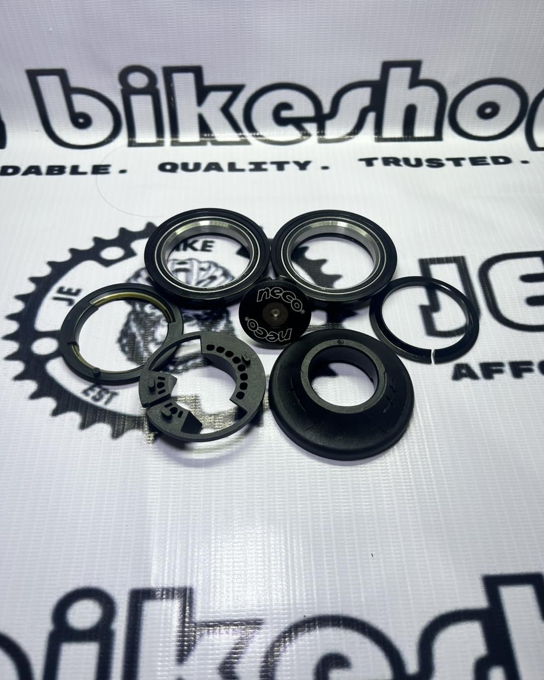 NECO THREAD-LESS BEARING HEADSET INNER CABLE ROUTING 52 X 52 MM