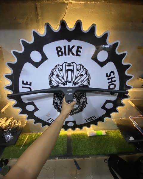 Lightweight Gemini carbon MTB handlebar, 720mm width, 80mm rise.