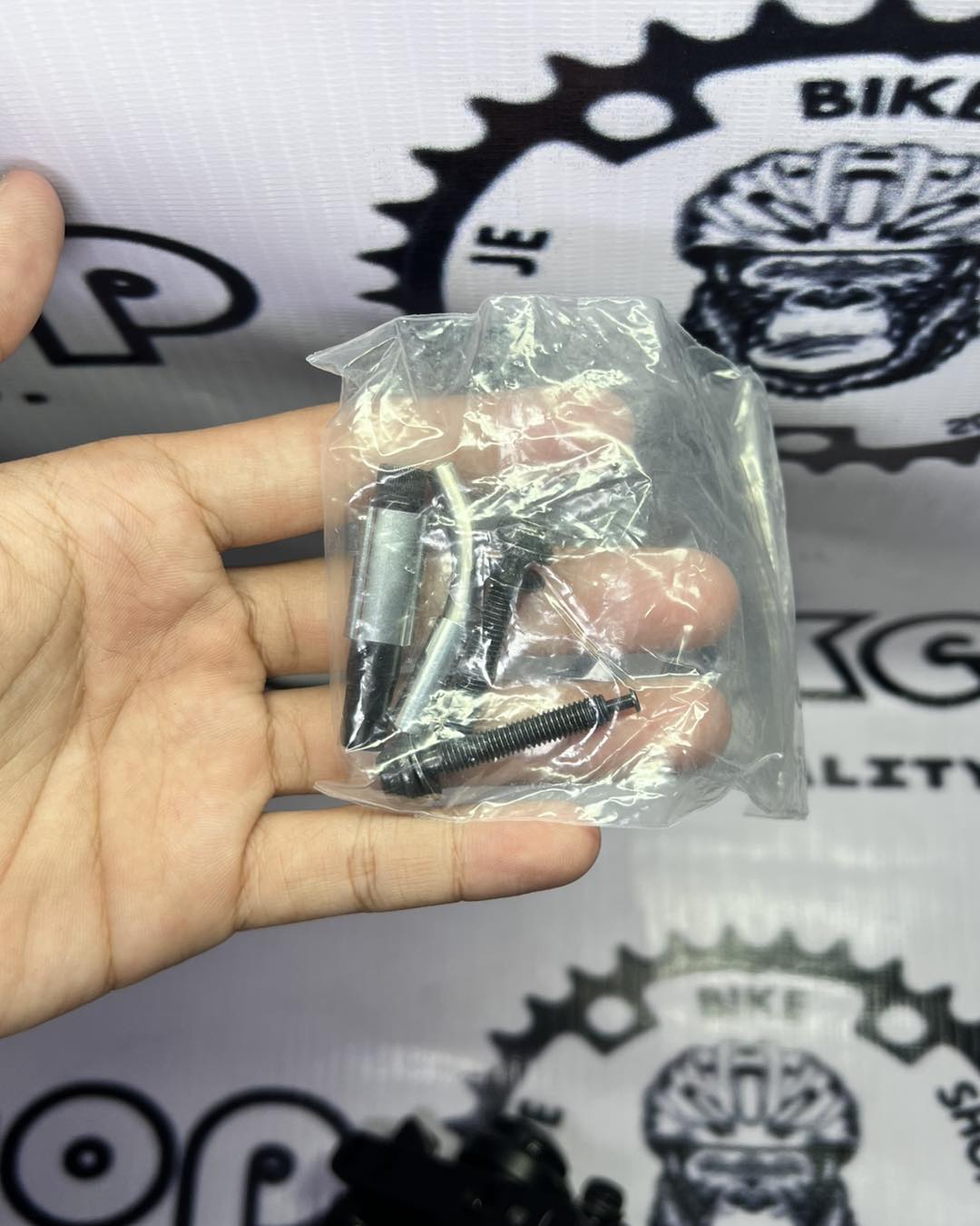 SHIMANO BR RS305 ACQUAINTED REAR WITH COOLING PIN BRAKE PADS CALIPER