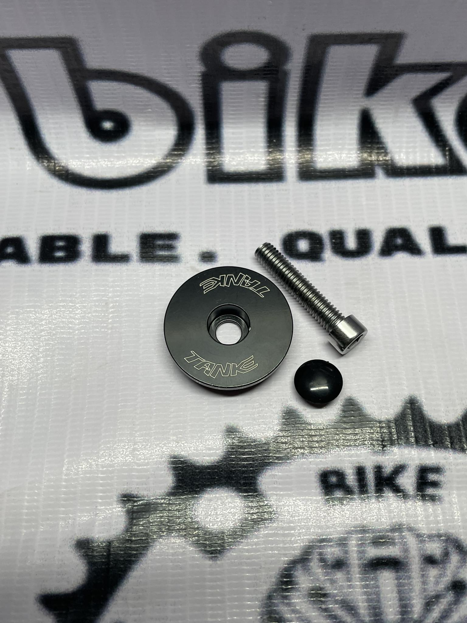 TANKE BLACK TOP CAP WITH STAINLESS BOLT ALUMINUM CAP