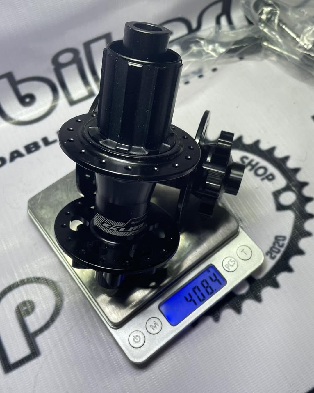 GUB BLACK HUB 32 HOLES 6 PAWLS WITH CONVERTER THRU AXLE COMPLETE WITH BOX