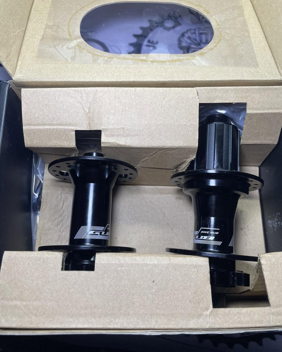 GUB BLACK HUB 32 HOLES 6 PAWLS WITH CONVERTER THRU AXLE COMPLETE WITH BOX