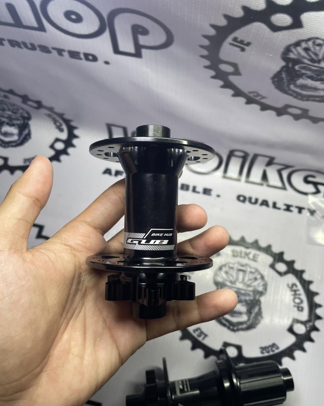 GUB BLACK HUB 32 HOLES 6 PAWLS WITH CONVERTER THRU AXLE COMPLETE WITH BOX
