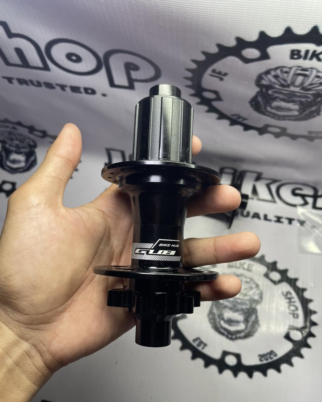 GUB BLACK HUB 32 HOLES 6 PAWLS WITH CONVERTER THRU AXLE COMPLETE WITH BOX