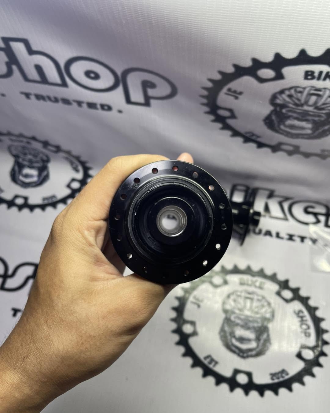 GUB BLACK HUB 32 HOLES 6 PAWLS WITH CONVERTER THRU AXLE COMPLETE WITH BOX