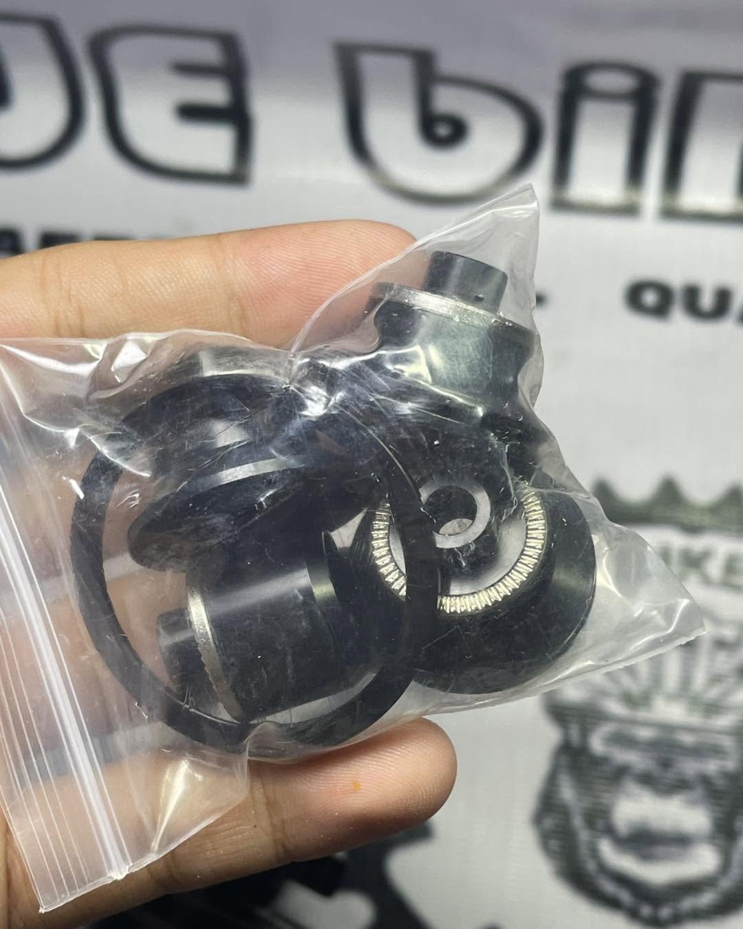 GUB BLACK HUB 32 HOLES 6 PAWLS WITH CONVERTER THRU AXLE COMPLETE WITH BOX