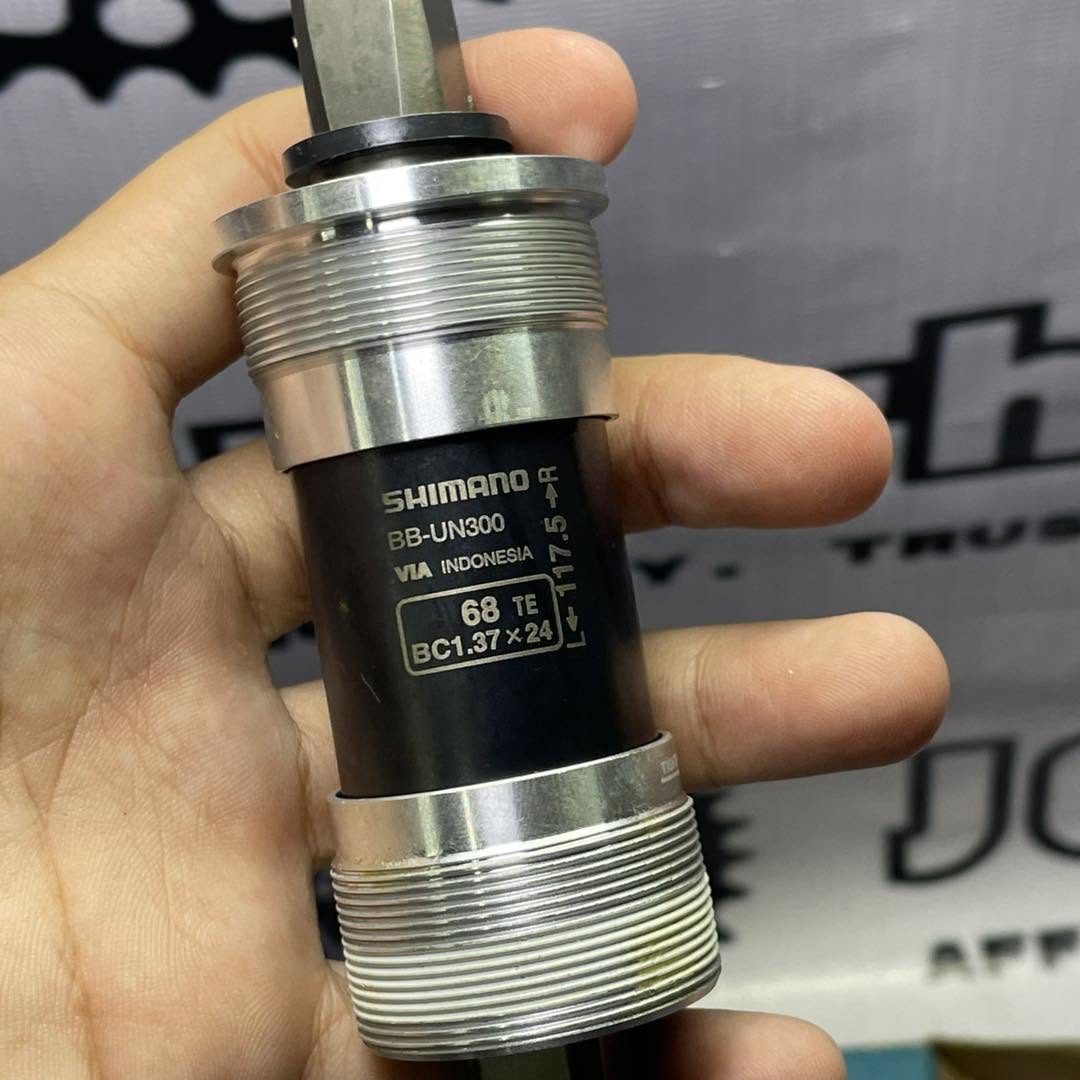 SHIMANO 117.5 MM SQUARE TAPERED BOTTOM BRACKET