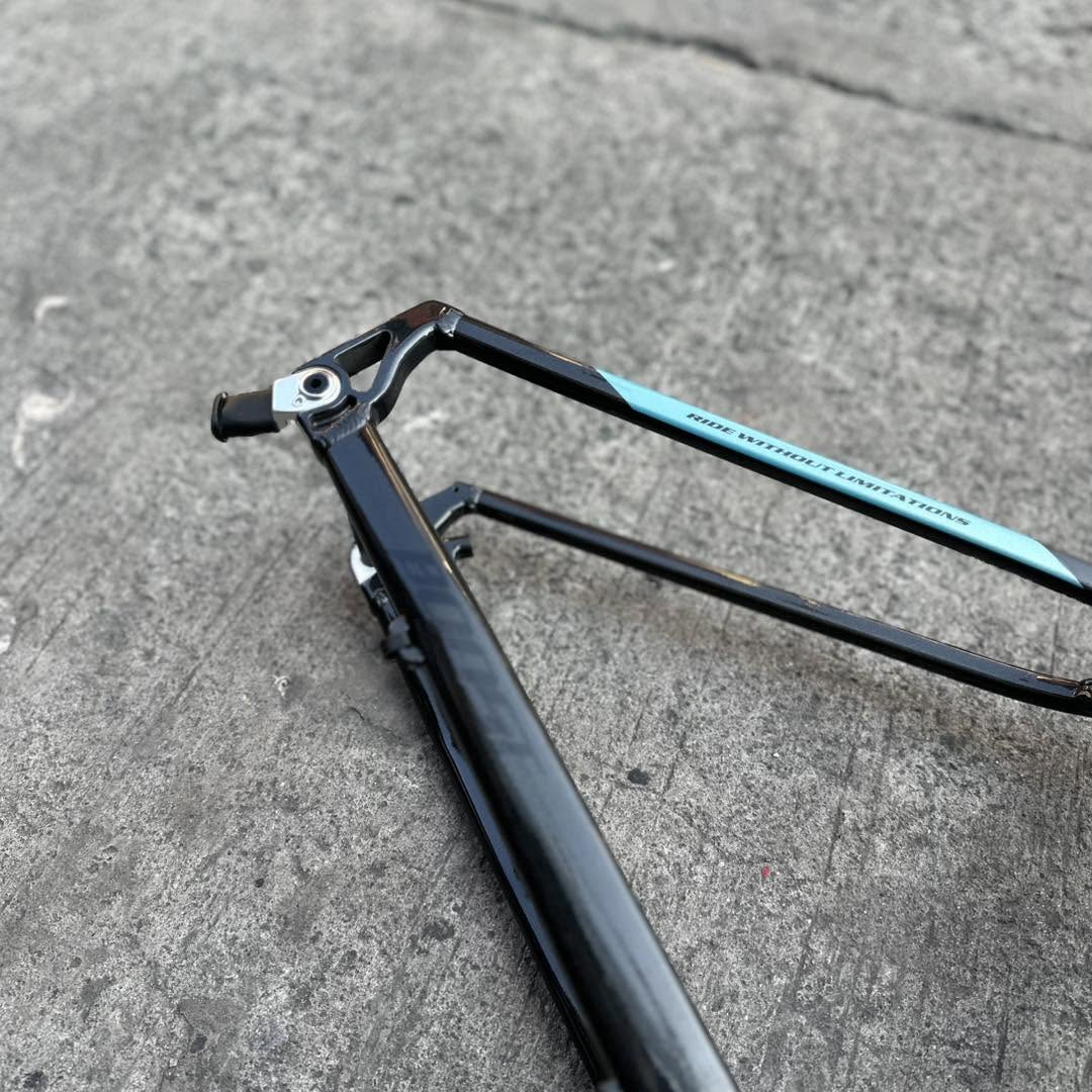 MOUNTAINPEAK 27.5 MEDIUM GLOSSY BLUE/BLACK  FRAME