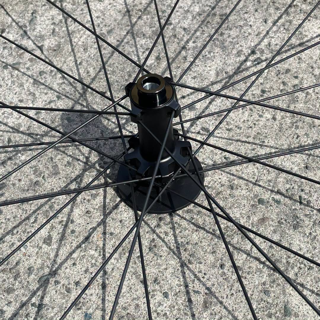 VERSIGNY 24 / 24 HOLES 50 MM THRU AXLE CENTER LOCK PILLAR SPOKE STRAIGHT POOL 4 PAWLS 3 TEETH SOUND LIKE A RACHET