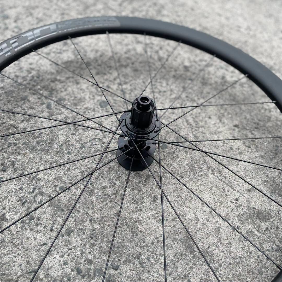 MEROCA 16 / 21 HOLES 42 MM THRU AXLE 6 BOLTS CARBON RIMSET 6 PAWLS 3 TEETH