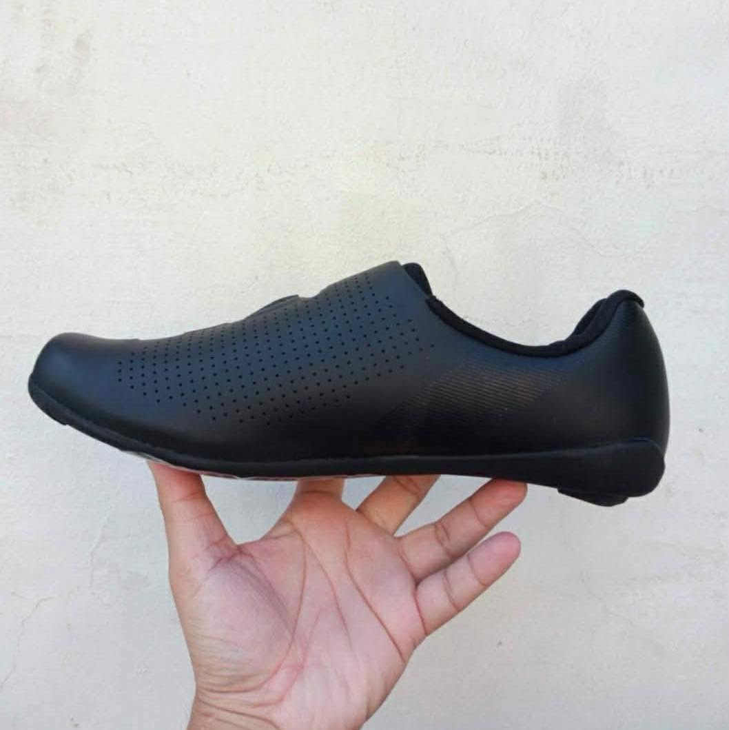 SANTIC BLACK ROAD CLEATS SHOES SIZE 40