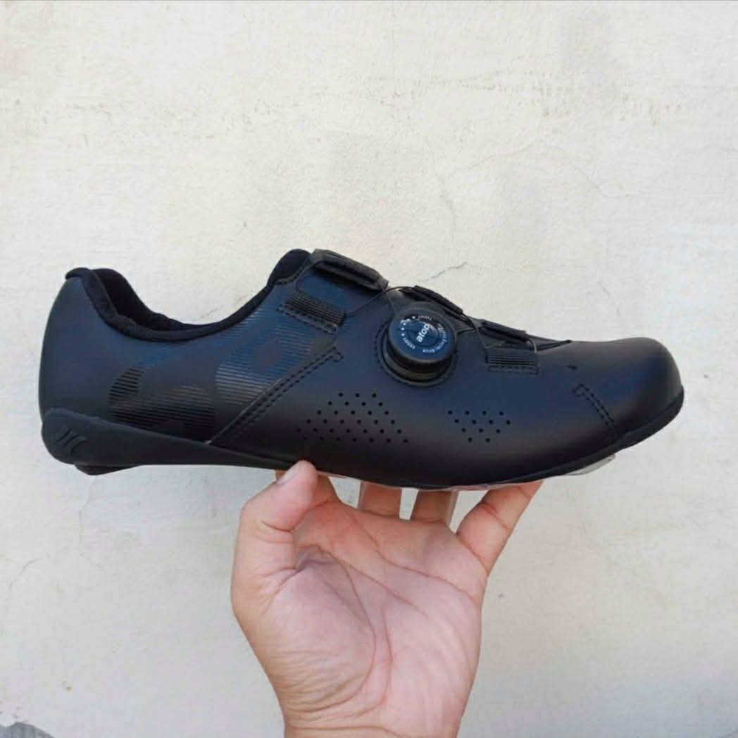 SANTIC BLACK ROAD CLEATS SHOES SIZE 40