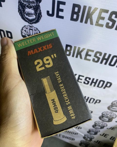 MAXXIS 26-inch bike inner tube 48mm Schrader valve.