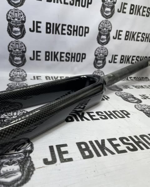 700C non-tapered carbon rim, glossy, lightweight for road bikes.