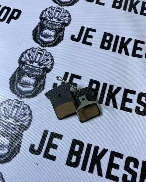 JE Bike L03A metal cooling brake pads for Shimano disc brakes.