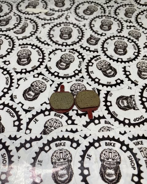 Durable round brake pads, 2-dot design, compatible with various bike disc brakes