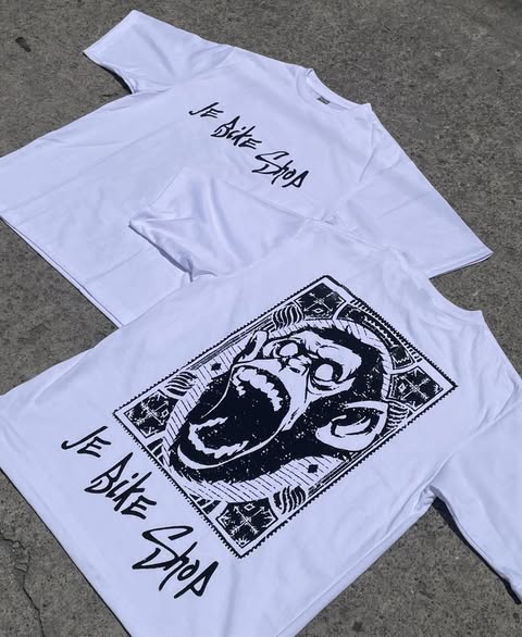 JE Bikeshop branded white t-shirt large.