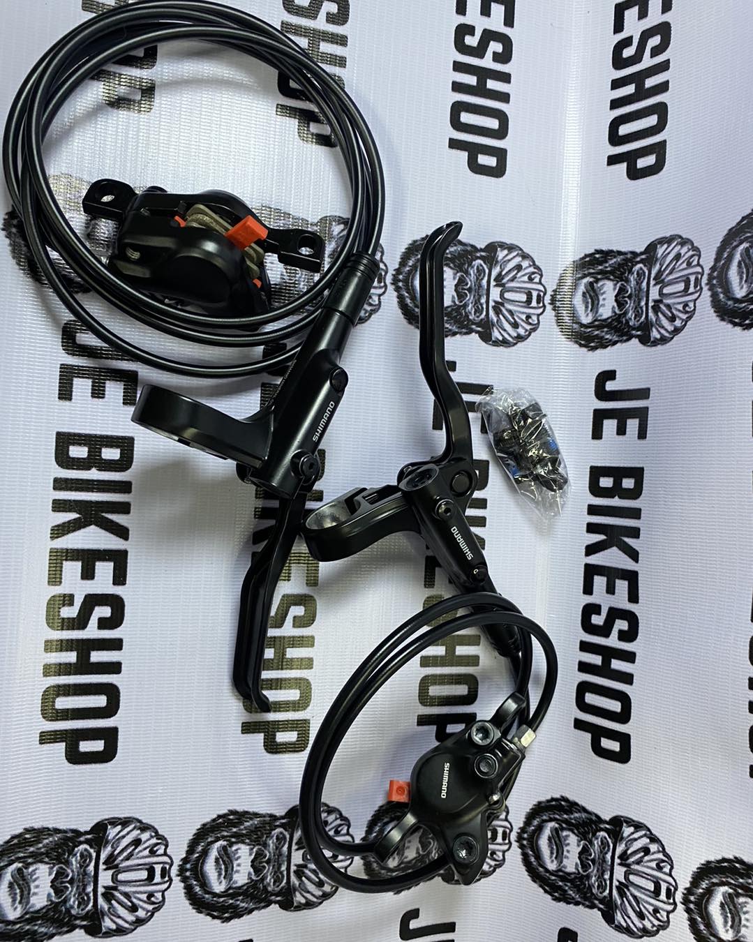 MTB Shimano MT200 brakeset with durable rotors