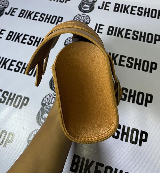 Durable and practical classic handlebar bag for cycling and motor rides