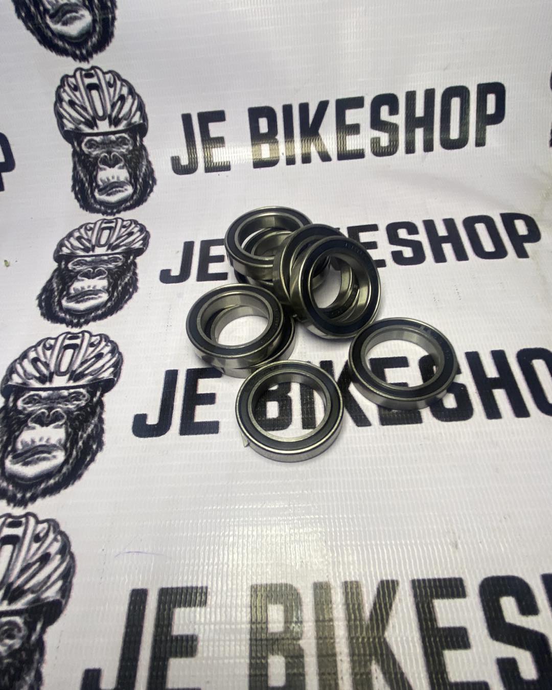 Sealed bearing bottom bracket for MTB and road bikes