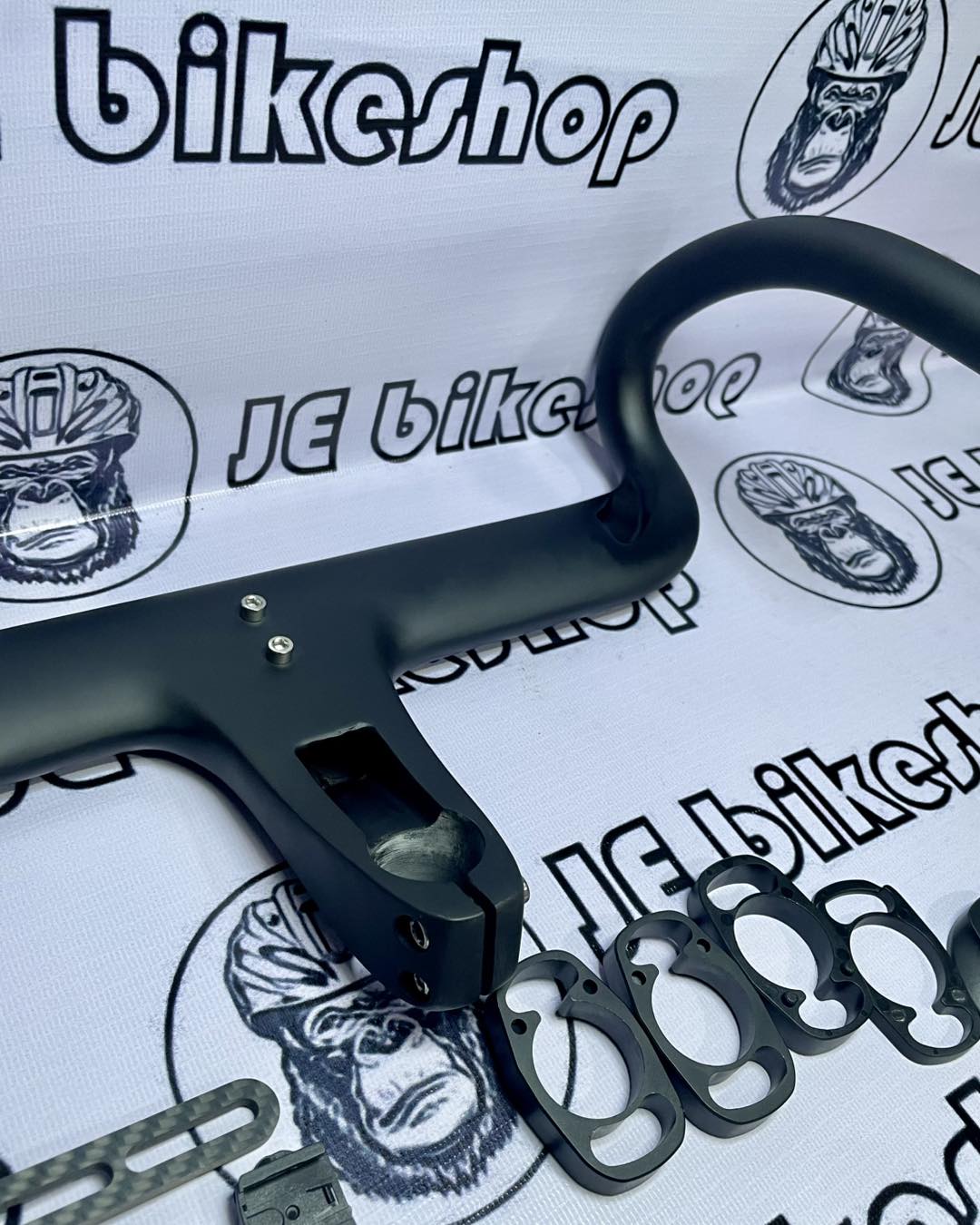 KOCEVLO integrated drop handlebar plain black, carbon fiber build.