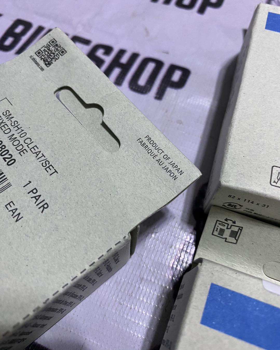 Boxed Shimano SM-SH attachments for precise shifting.