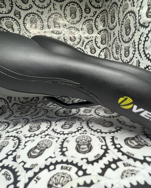 Velo black saddle VL3147, malapad and ergonomic design.