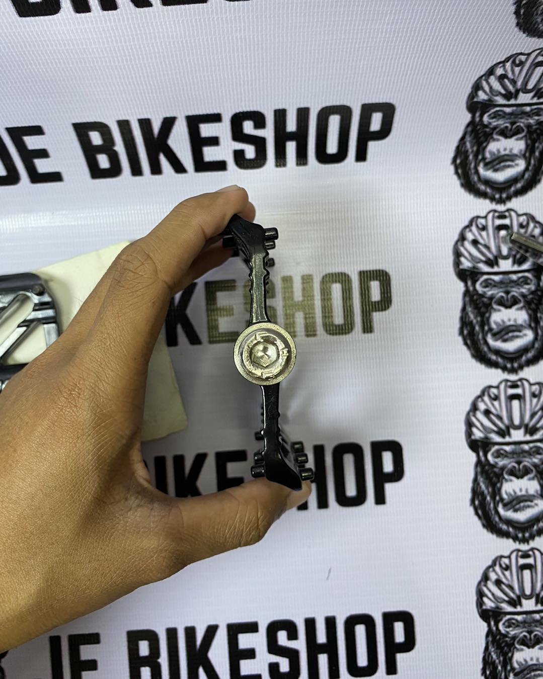 Durable BUCKLOS flat bike pedals for MTB and road bikes.