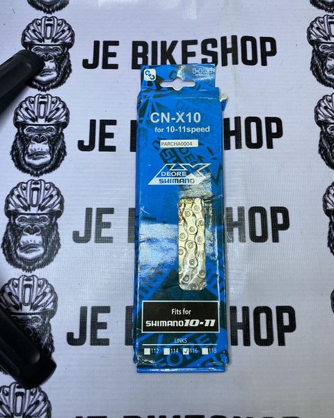 Multi-speed Shimano chain, compatible with road and mountain bikes.