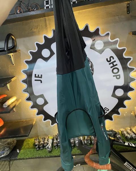 Santic XS cycling bib shorts with ergonomic 20D pads and storage pockets