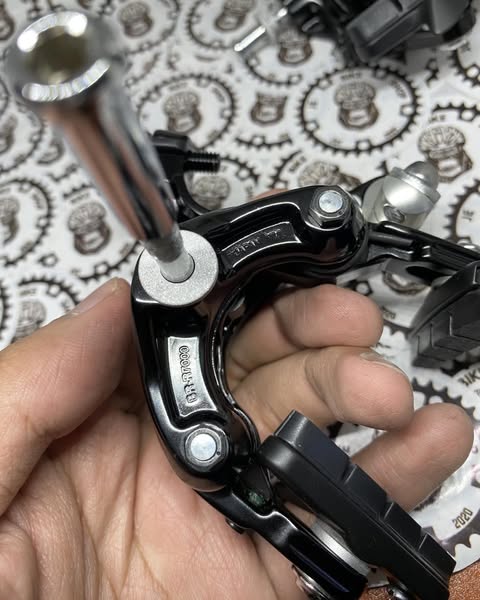 Original Shimano R7000 105 caliper brake set for road bikes.
