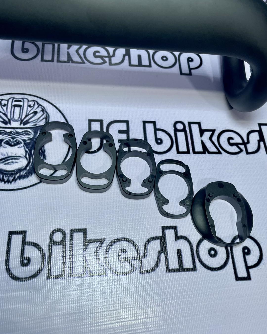 Lightweight KOCEVLO 100x400mm carbon drop bar, integrated design.