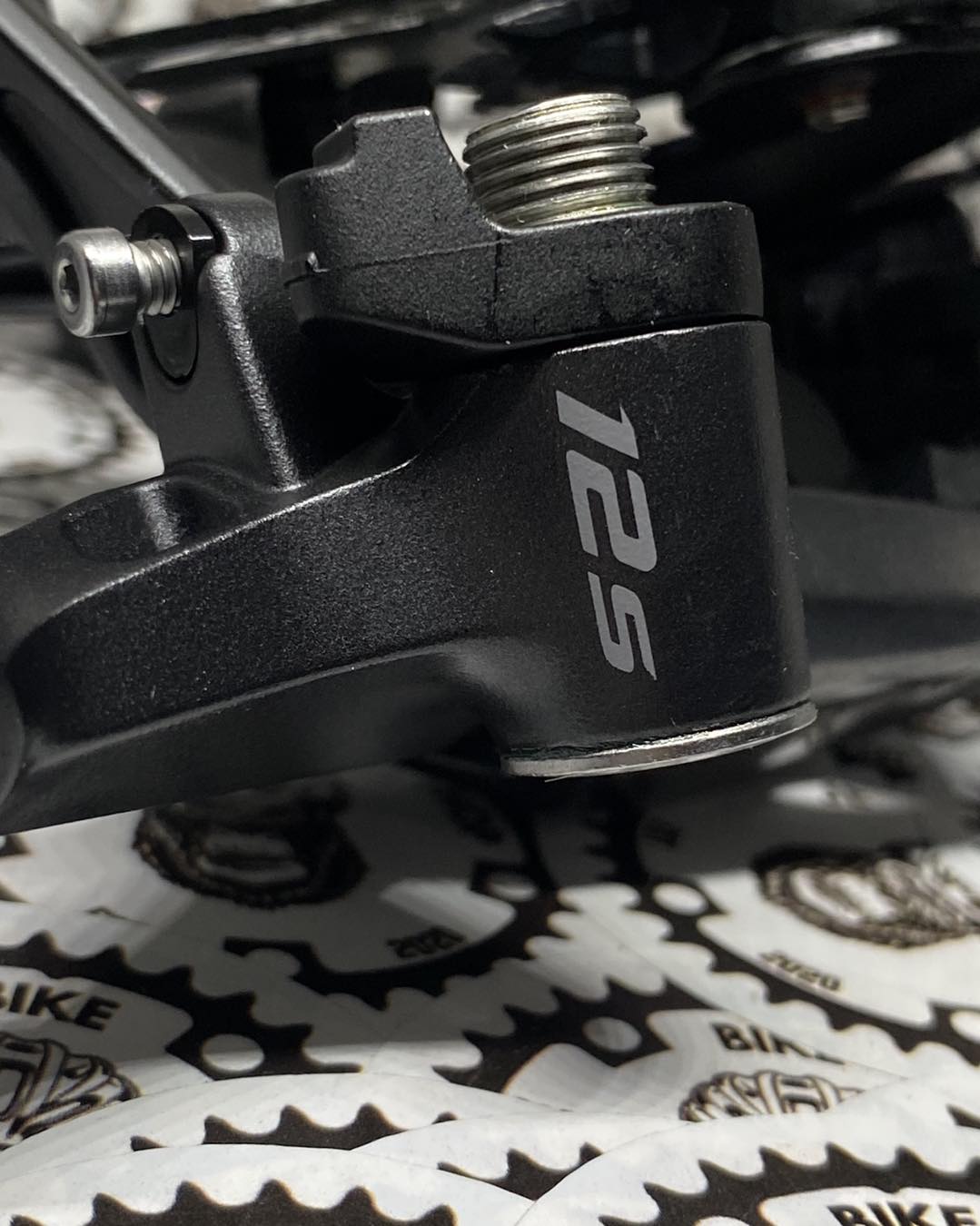 12-speed Shimano Deore M6100 drivetrain with clutch RD and non-window shifter.