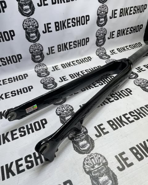 Non-tapered 700C carbon disk fork lightweight and durable.