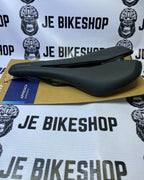 Giant Approach bike seat with Uniclip for secure mounting.