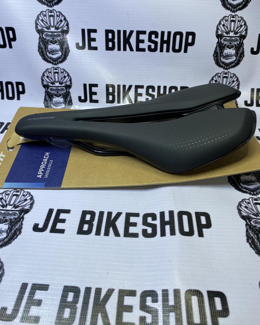 Giant Approach bike seat with Uniclip for secure mounting.