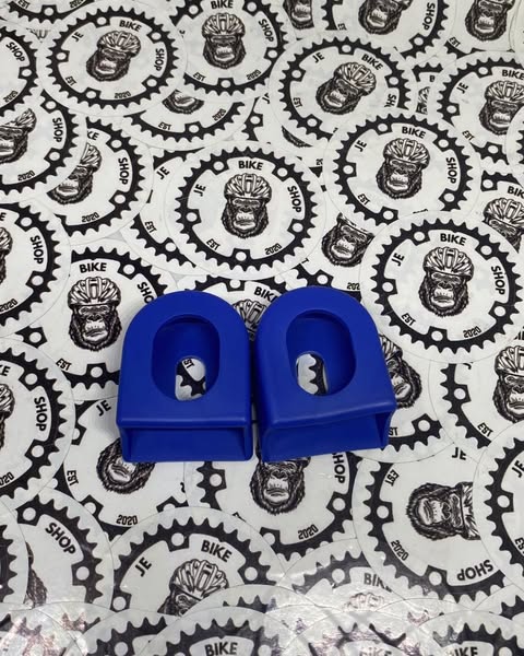 Bike crank boots for safeguarding cranks, colorful black/red/blue design