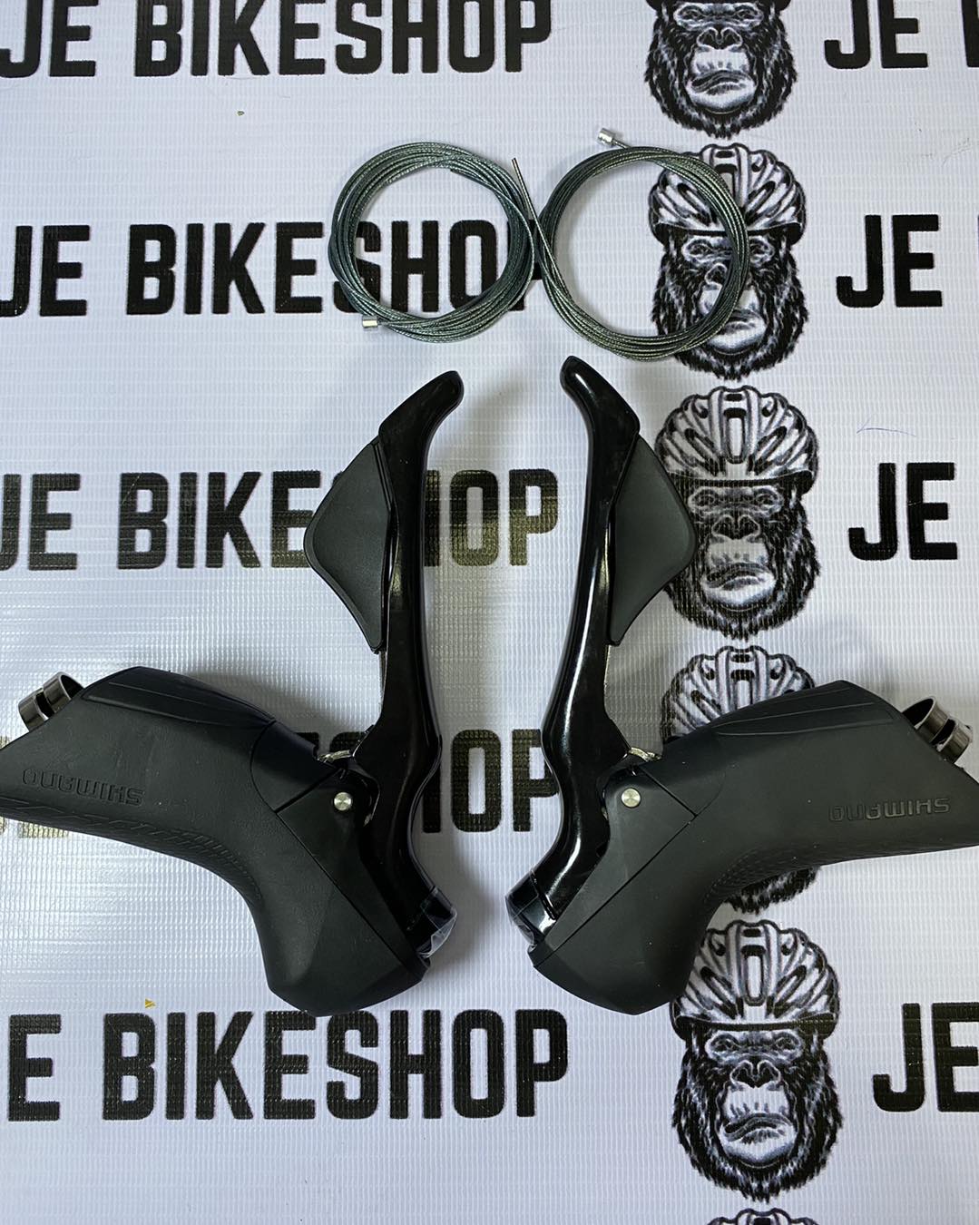 Shimano 105 R7000 STI 2x11 speed ready shifters.