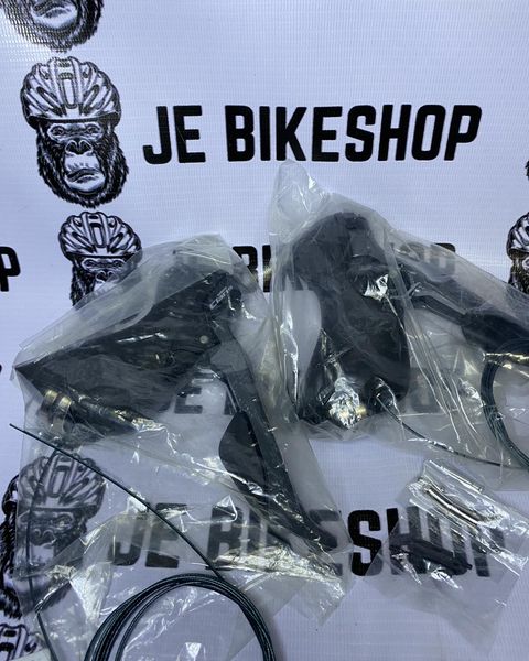 R2000 Shimano Claris 8-speed road bike shifter for smooth gear changes.