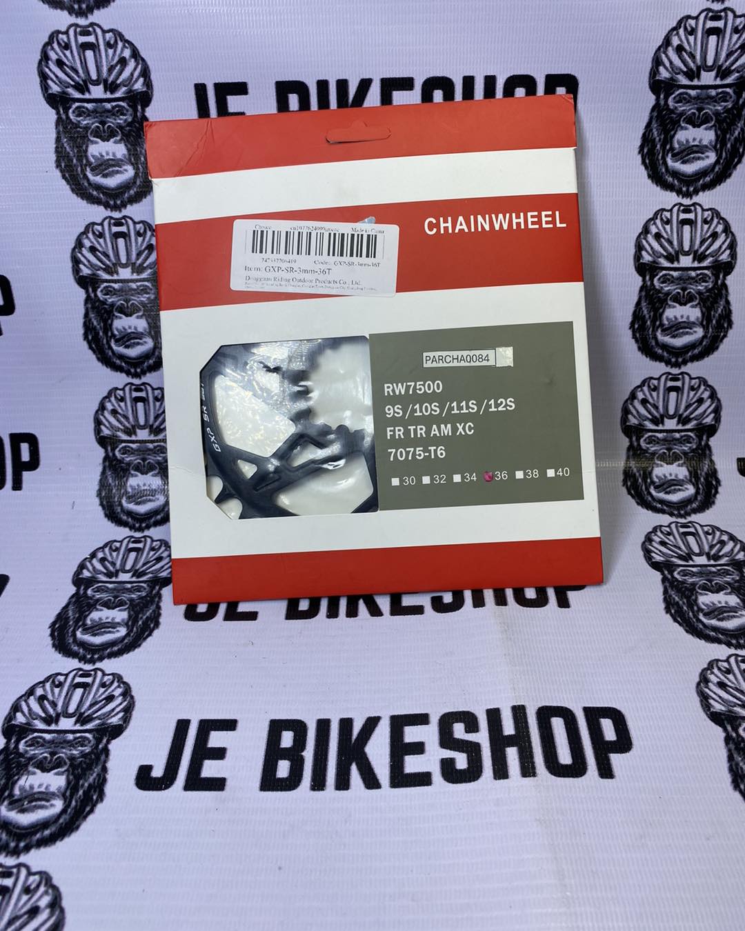 WXV SRAM GXP 3-bolt chainring round black red teeth close-up